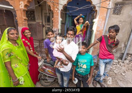 JODPUR, INDIA - 23 OTTOBRE 2012: La famiglia indiana si pone con orgoglio a Jodhpur, India. Jodhpur è la seconda città più grande nello stato indiano di Rajasthan W. Foto Stock