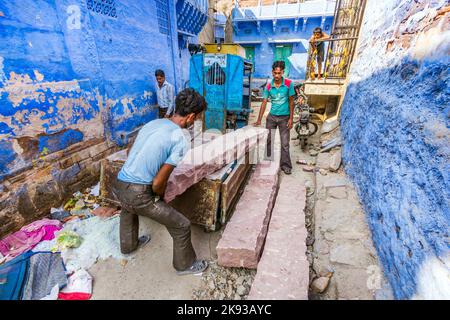 JODPUR, INDIA - 23 OTTOBRE 2012: Operaio indiano trasportano le arenarie enormi in Jodhpur, India. Jodhpur è la seconda città più grande nello stato indiano di Raj Foto Stock