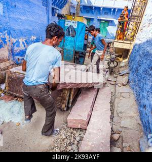 JODPUR, INDIA - 23 OTTOBRE 2012: Operaio indiano trasportano le arenarie enormi in Jodhpur, India. Jodhpur è la seconda città più grande nello stato indiano di Raj Foto Stock