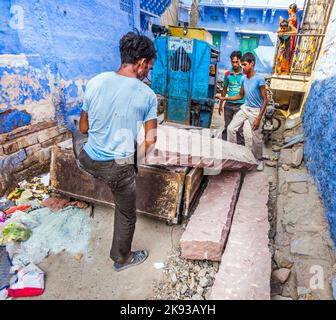 JODPUR, INDIA - 23 OTTOBRE 2012: Operaio indiano trasportano le arenarie enormi in Jodhpur, India. Jodhpur è la seconda città più grande nello stato indiano di Raj Foto Stock