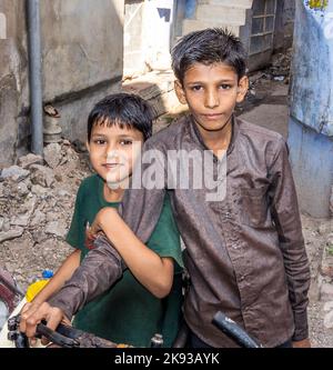 JODPUR, INDIA - 23 OTTOBRE 2012: ragazzi adolescenti indiani come posare a Jodhpur, India. Jodhpur è la seconda città più grande nello stato indiano del Rajast Foto Stock