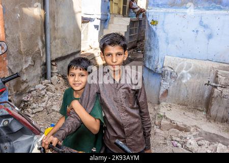 JODPUR, INDIA - 23 OTTOBRE 2012: ragazzi adolescenti indiani come posare a Jodhpur, India. Jodhpur è la seconda città più grande nello stato indiano del Rajast Foto Stock