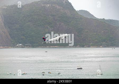 Aerei che decolgono all'aeroporto Santos Dumont di Rio de Janeiro, Brasile - 11 settembre 2022: Aerei all'aeroporto Santos Dumont di Rio de Janeiro. Foto Stock