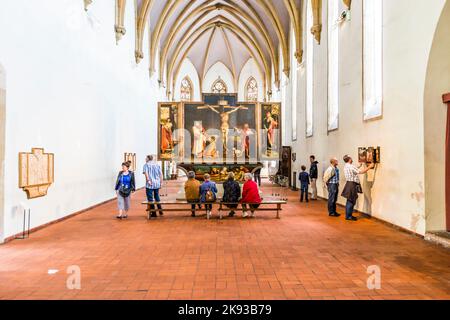 COLMAR, FRANCIA - 3 LUGLIO 2013: La gente visita la pala d'altare di Isenheim, scolpita e dipinta dai tedeschi Niclaus di Haguenau e Matthias Gruenewald i. Foto Stock