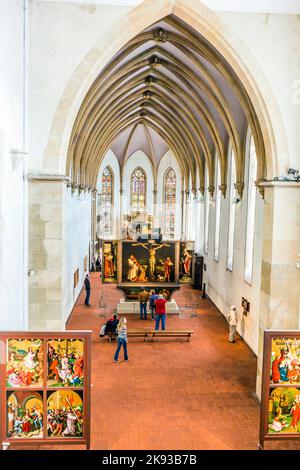 COLMAR, FRANCIA - 3 LUGLIO 2013: La gente visita la pala d'altare di Isenheim, scolpita e dipinta dai tedeschi Niclaus di Haguenau e Matthias Gruenewald i. Foto Stock