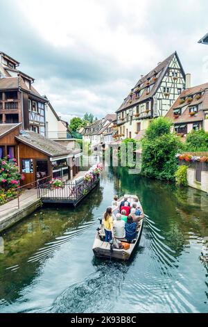 COLMAR, FRANCIA - 3 LUGLIO 2014: La gente gode di una gita in barca vicino alle case tradizionali a graticcio a Colmar, Francia. Colmar si chiama anche piccola Venezia b Foto Stock