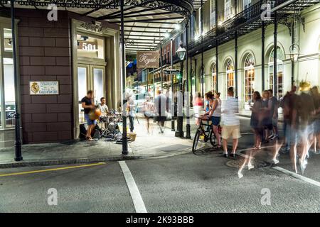 NEW ORLEANS, USA - 14 LUGLIO 2013: Persone in movimento nel quartiere francese con band che suonano Jazz a New Orleans, USA. Il turismo fornisce un necessario Foto Stock