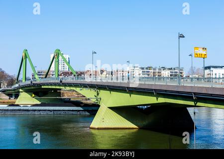 FRANCOFORTE, GERMANIA - 3 MARZO 2014: Vista della città con Floessserbruecke con il fiume meno a Francoforte, Germania. Fu inaugurato il ponte Floesser Foto Stock