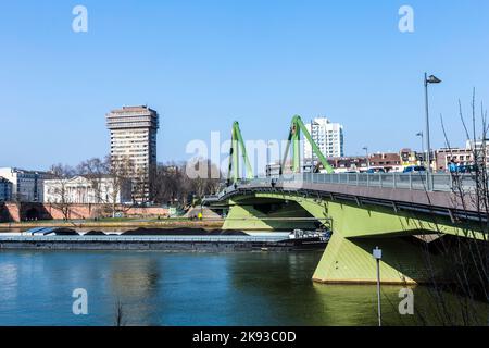 FRANCOFORTE, GERMANIA - 3 MARZO 2014: Vista della città con Floessserbruecke con il fiume meno a Francoforte, Germania. Fu inaugurato il ponte Floesser Foto Stock