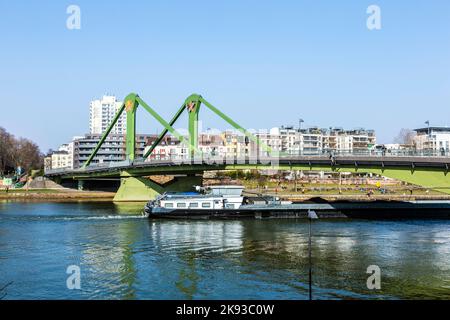 FRANCOFORTE, GERMANIA - 3 MARZO 2014: Vista della città con Floessserbruecke con il fiume meno a Francoforte, Germania. Fu inaugurato il ponte Floesser Foto Stock