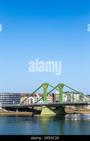 FRANCOFORTE, GERMANIA - 3 MARZO 2014: Vista della città con Floessserbruecke con il fiume meno a Francoforte, Germania. Fu inaugurato il ponte Floesser Foto Stock