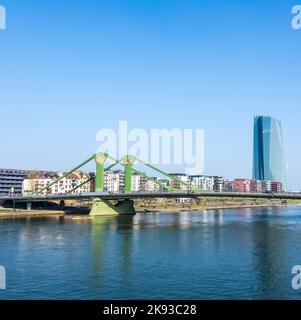 FRANCOFORTE, GERMANIA - 3 MARZO 2014: Vista della città con Floessserbruecke con il fiume meno a Francoforte, Germania. Fu inaugurato il ponte Floesser Foto Stock