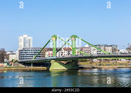 FRANCOFORTE, GERMANIA - 3 MARZO 2014: Vista della città con Floessserbruecke con il fiume meno a Francoforte, Germania. Fu inaugurato il ponte Floesser Foto Stock