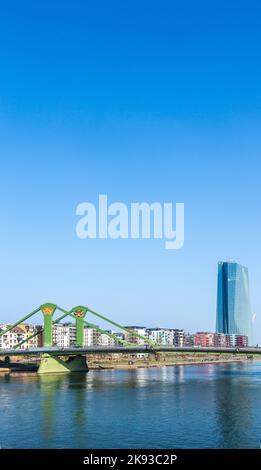 FRANCOFORTE, GERMANIA - 3 MARZO 2014: Vista della città con Floessserbruecke con il fiume meno a Francoforte, Germania. Fu inaugurato il ponte Floesser Foto Stock