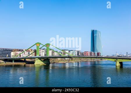 FRANCOFORTE, GERMANIA - 3 MARZO 2014: Vista della città con Floessserbruecke con il fiume meno a Francoforte, Germania. Fu inaugurato il ponte Floesser Foto Stock