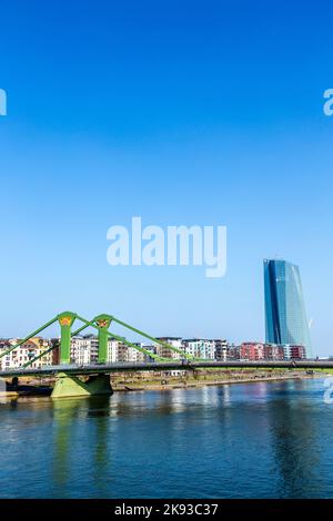 FRANCOFORTE, GERMANIA - 3 MARZO 2014: Vista della città con Floessserbruecke con il fiume meno a Francoforte, Germania. Fu inaugurato il ponte Floesser Foto Stock