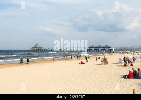 HERINGSDORF, GERMANIA - 20 APRILE 2014: La gente gode il molo e la spiaggia di Heringsdorf, Germania. Il Mar baltico nell'isola di Usedom è famoso per la sua r. Foto Stock