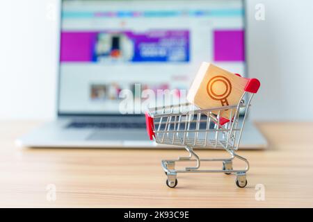 Carrello della spesa con blocco icona di ingrandimento e computer portatile con il sito web del mercato, la tecnologia, ecommerce, SEO, Search Engine Optimization, Pubblicità Foto Stock