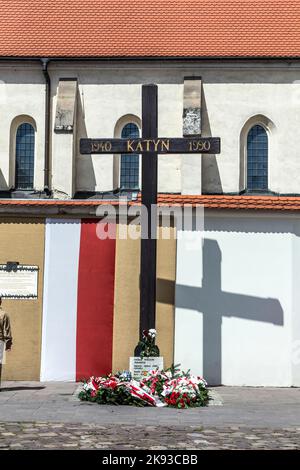 CRACOVIA, POLONIA - 4 MAGGIO 2014: Croce di Katyn posto sulla piazza di fronte alla chiesa di San Giles in (1990) a Cracovia, Polonia. Foto Stock