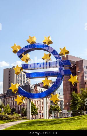 FRANCOFORTE, GERMANIA - 16 MAGGIO 2014: Firma Euro. La Banca centrale europea (BCE) è la banca centrale dell'euro e gestisce la politica monetaria dell' Foto Stock