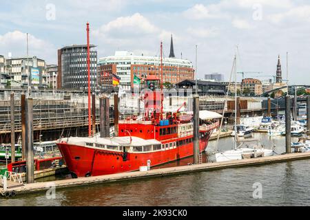 AMBURGO: GERMANIA - 17 LUGLIO 2014: La famosa Lightship LV 13 serve oggi come ristorante ad Amburgo, in Germania. La nave fu costruita nel 1952 a Dartmouth, E. Foto Stock