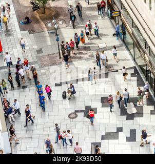 FRANCOFORTE, GERMANIA - 9 AGOSTO 2014: Persone che camminano lungo la via Zeil a Francoforte, Germania. Il luogo è uno dei negozi più famosi e frequentati Foto Stock