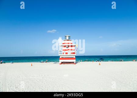 MIAMI, USA - 18 AGOSTO 2014 : persone che si godono la spiaggia accanto ad una colorata torre del bagnino a Miami, USA. Foto Stock