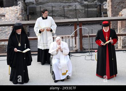 Roma, Italia. 25 ottobre 2022 Papa Francesco e rappresentanti di diverse religioni partecipano alla preghiera ecumenica “la Cry for Peace – religioni e culture nel dialogo”, che si terrà al Colosseo il 25 ottobre 2022 a Roma. Papa Francesco ribadisce che le religioni non possono essere usate per la guerra e chiede alle nazioni di disinnescare i conflitti con l'arma del dialogo. Foto di Eric Vandeville/ABACAPRESS.COM Foto Stock