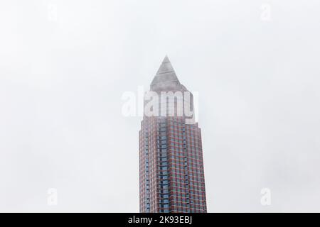 FRANCOFORTE, GERMANIA - 12 ottobre 2014: Il Messeturm, sede tedesca della banca d'investimento Goldman Sachs a Francoforte, Germania. Foto Stock