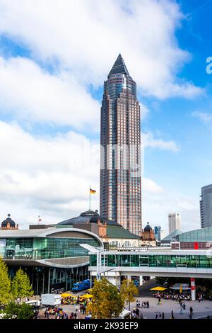 FRANCOFORTE, GERMANIA - 12 ottobre 2014: Il Messeturm, sede tedesca della banca d'investimento Goldman Sachs a Francoforte, Germania. Foto Stock