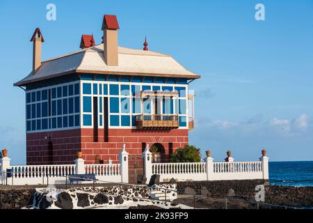 ARRIETA, SPAGNA - DEC 26, 2010: People Visit Museum of African Art and Culture on the Black Volcanic Shore at Arrieta, Spain, anche conosciuto come Blue House, Foto Stock