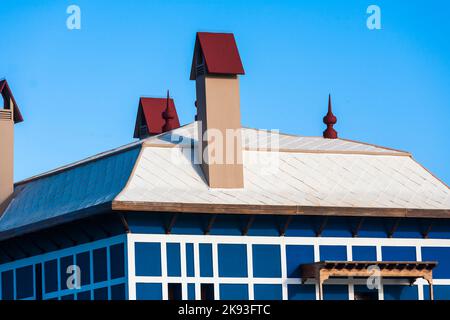 ARRIETA, SPAGNA - DEC 26, 2010: People Visit Museum of African Art and Culture on the Black Volcanic Shore at Arrieta, Spain, anche conosciuto come Blue House, Foto Stock