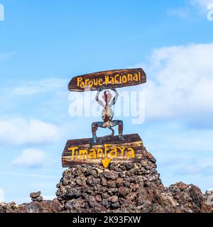 YAIZA, SPAGNA - DEC 26, 2010: Diavolo segno di ingresso Parco Nazionale Timanfaya a Lanzarote in Yaiza, Spagna. Il segno del diavolo fu creato da Cesar Manrique Foto Stock