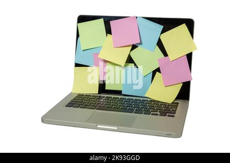 Schermo del notebook pieno di note adesive colorate isolate su sfondo bianco Foto Stock