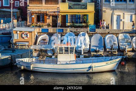 MARSIGLIA, FRANCIA - 9 LUGLIO 2015 : barche di pescatori in un piccolo porto. Il Vallon des Auffes è un piccolo porto di pescatori del distretto 7eme di Marsiglia, Foto Stock