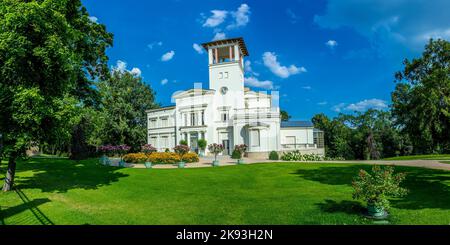 POTSDAM, GERMANIA - AGO 8, 2015: Vista della villa Henckel al Pfingstberg in Potsdam. La villa è stata costruita nel 1868 da Ernst Petzholtz per Hermann Henck Foto Stock