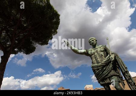 Roma, Italia. 20th Set, 2022. Statua di Cesare Augusto (Cesare Ottaviano), ufficialmente primo imperatore romano che regnò dal 27 a.C. al 14 d.C., Via dei fori Imperiali. (Credit Image: © Mark Avery/ZUMA Press Wire) Foto Stock