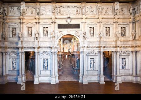 VICENCA, ITALIA - 4 AGOSTO 2009: Teatro Olimpico di Vicenca. È il più antico palcoscenico sopravvissuto ancora esistente. Foto Stock