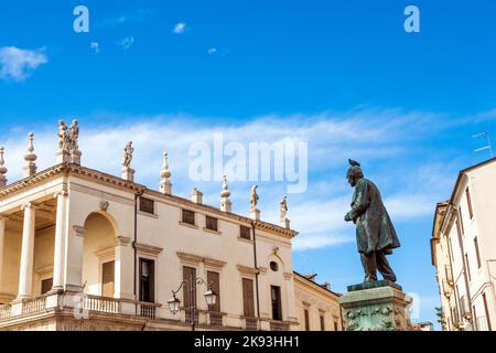 VICENZA, ITALIA - AGOSTO 28: Sculture di palazzo Chiericati il 28 Agosto 2009 a Vicenza. Andrea Palladio ha progettato la casa di famiglia in e Foto Stock