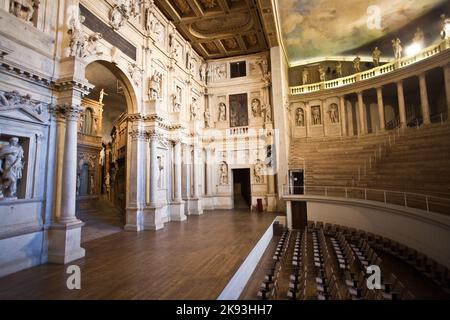 VICENCA, ITALIA - 4 AGOSTO 2009: Teatro Olimpico di Vicenca. È il più antico palcoscenico sopravvissuto ancora esistente. Foto Stock