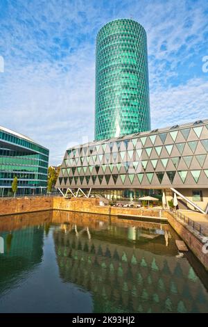 FRANCOFORTE, GERMANIA - 21 LUGLIO: Francoforte WESTHAFEN torre sul fiume meno nella zona del porto occidentale al 21 luglio 2009. La West Harbour Tower ha vinto il famoso M Foto Stock