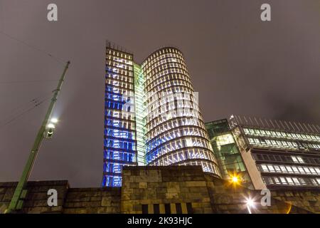 Vienna, Austria - 22 aprile 2009: Facciata della torre uniqa a Vienna, Austria. L'edificio ha ricevuto l'etichetta dell'Unione europea GreenBuilding. È lumen Foto Stock