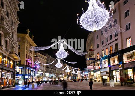 Vienna, Austria - 5 novembre 2009: Vienna - famosa via Graben di notte con riflessi della pioggia e decorazioni natalizie a Vienna, Austria. Graben i Foto Stock