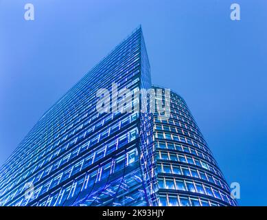 Vienna, Austria - 22 aprile 2009: Facciata della torre uniqa a Vienna, Austria. L'edificio ha ricevuto l'etichetta dell'Unione europea GreenBuilding. È lumen Foto Stock