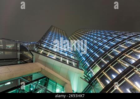 Vienna, Austria - 22 aprile 2009: Facciata della torre uniqa a Vienna, Austria. L'edificio ha ricevuto l'etichetta dell'Unione europea GreenBuilding. È lumen Foto Stock