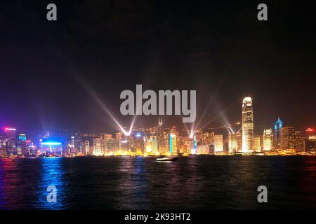 VICTORIA, HONG KONG - 9 GENNAIO 2010: Spettacolo notturno laser a Victoria, Hong Kong. Una Sinfonia di luci è lo spettacolare spettacolo di luci e suoni al Victoria H. Foto Stock