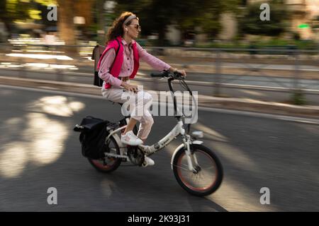 Roma, Italia. 21st Set, 2022. Una donna in bicicletta, Piazza del Viminale. (Credit Image: © Mark Avery/ZUMA Press Wire) Foto Stock