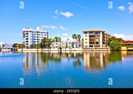 MIAMI, USA - LUG 27: Nuovi appartamenti al canale il 27,2010 luglio a Miami Sud, USA. Il Pine Tree Drive e' considerato il quartiere piu' lussuoso Foto Stock