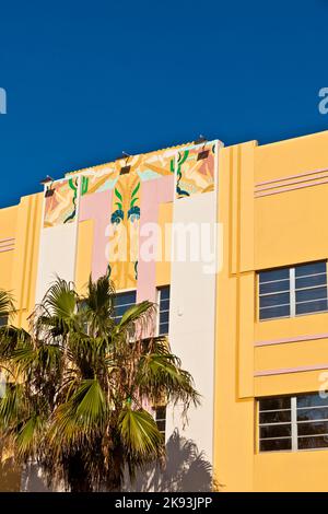 MIAMI BEACH, USA - 02 AGOSTO: Vista di mezzogiorno su Ocean Drive il 02,2010 agosto a Miami Beach, Florida. L'architettura Art Deco a South Beach e' una delle Foto Stock