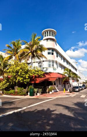 MIAMI BEACH, USA - 02 AGOSTO: Vista di mezzogiorno su Ocean Drive il 02,2010 agosto a Miami Beach, Florida. L'architettura Art Deco a South Beach e' una delle Foto Stock